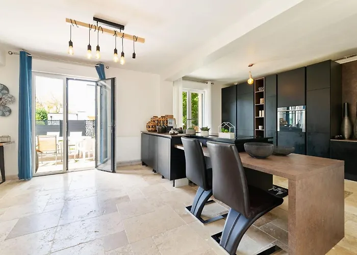 Elegant With Fenced Garden * Touques