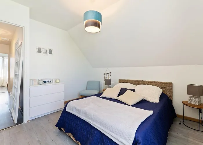 Elegant With Fenced Garden Touques