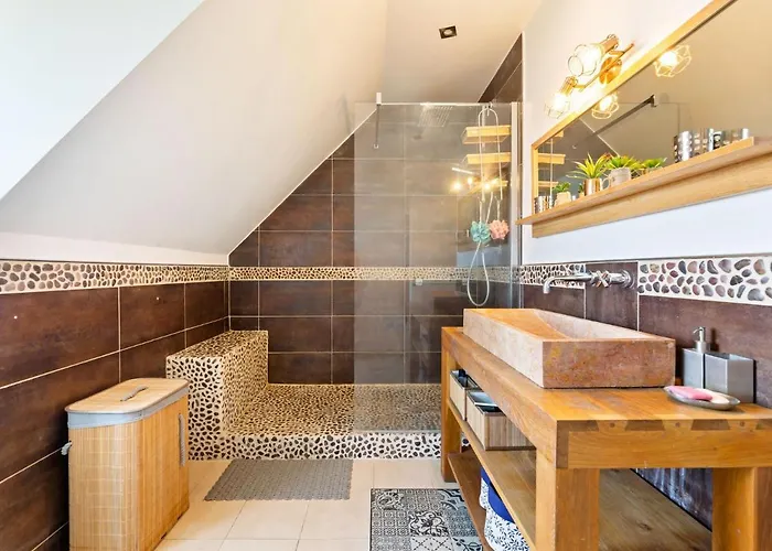 Elegant With Fenced Garden Touques