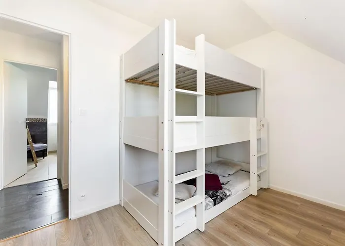 Elegant With Fenced Garden Feriehus