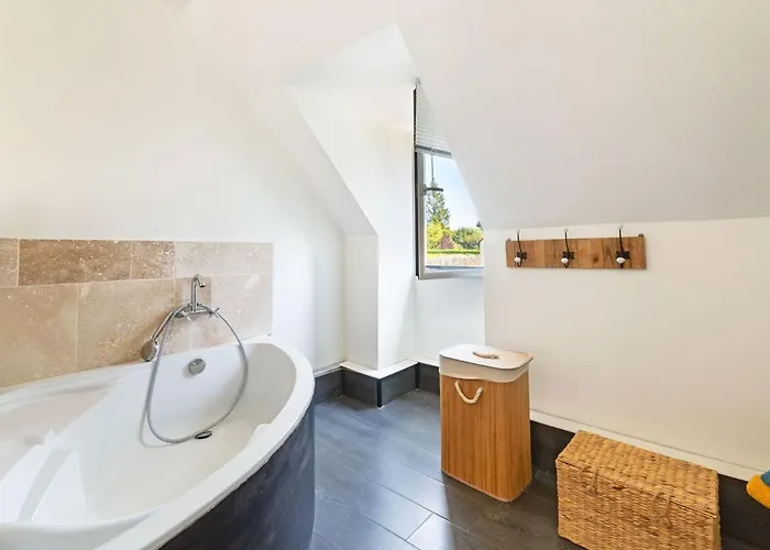 Elegant With Fenced Garden Touques