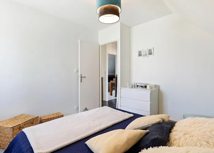 Elegant With Fenced Garden Feriehus *