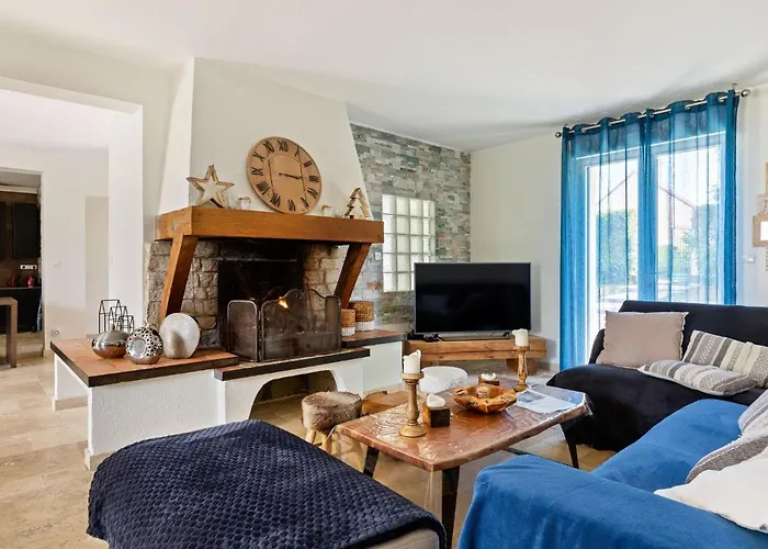 Elegant With Fenced Garden *