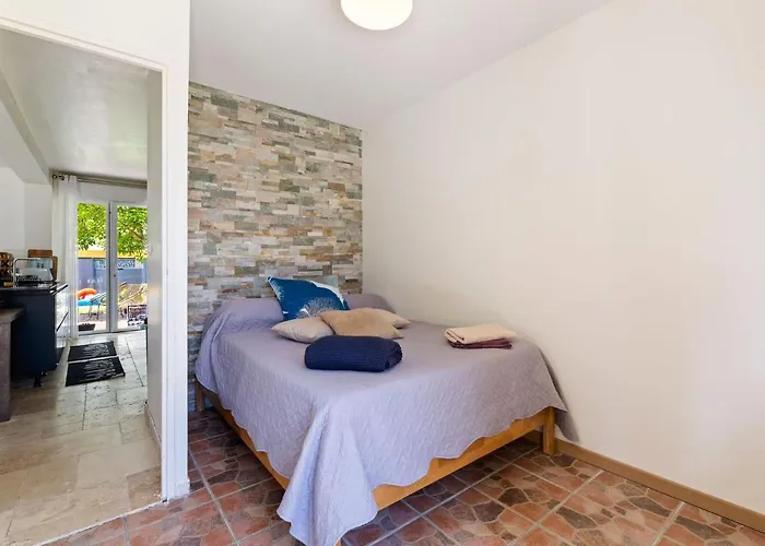 Elegant With Fenced Garden *