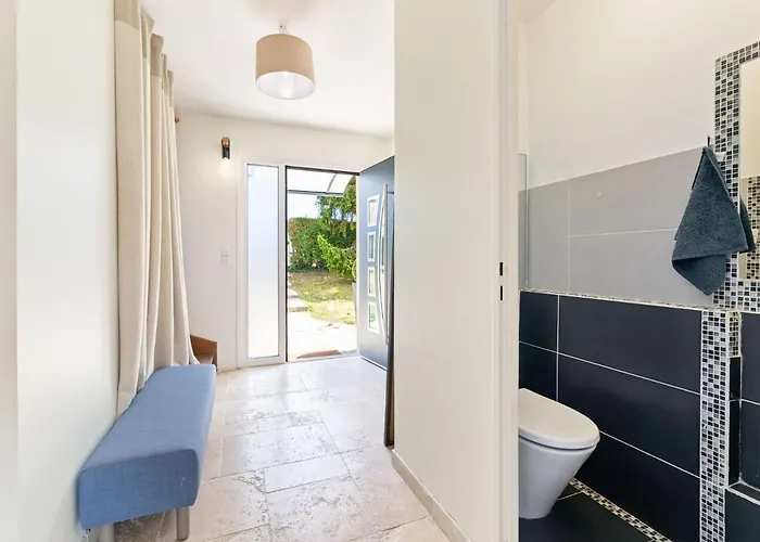 Elegant With Fenced Garden Feriehus *