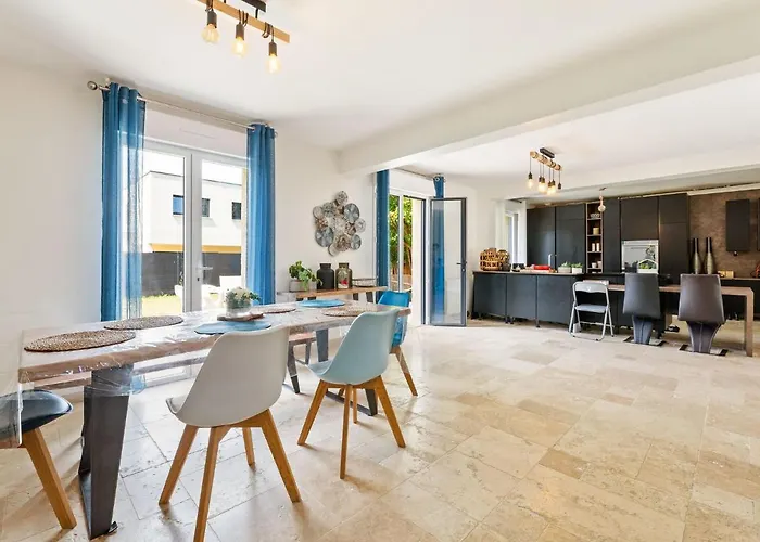 Elegant With Fenced Garden * Touques