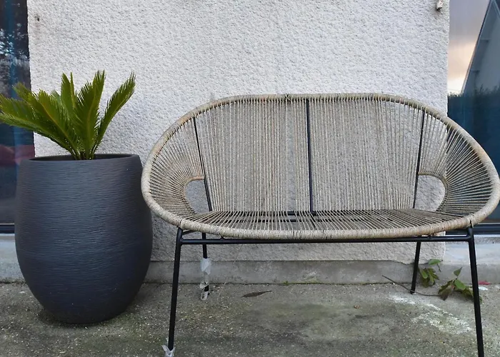 Elegant With Fenced Garden Touques