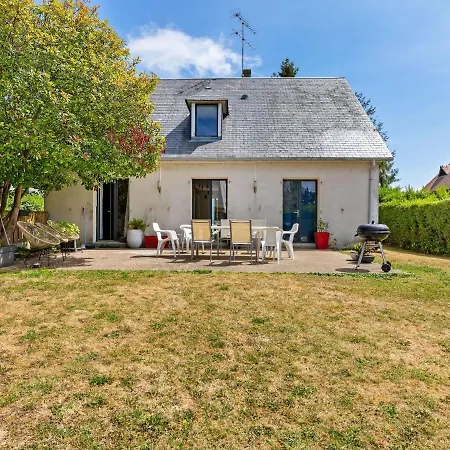 Elegant Holiday With Fenced Garden