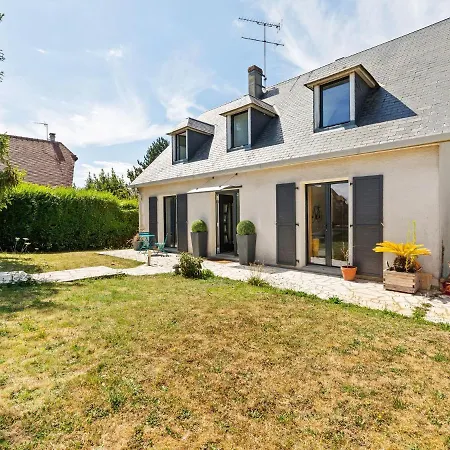 Elegant With Fenced Garden *