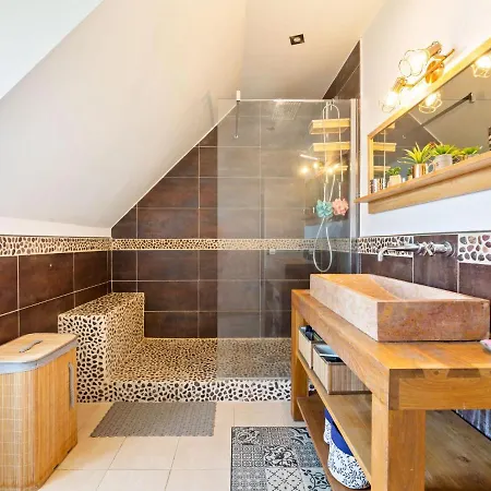 Elegant With Fenced Garden 뚜끄