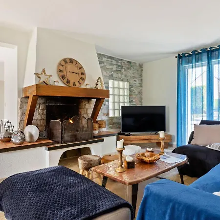 Elegant With Fenced Garden *