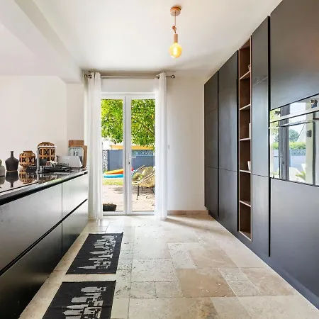 펜션 Elegant With Fenced Garden