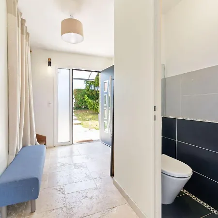 Elegant With Fenced Garden 펜션 *