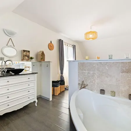 펜션 Elegant With Fenced Garden 뚜끄