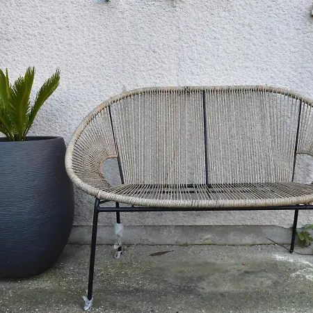 Elegant With Fenced Garden 뚜끄