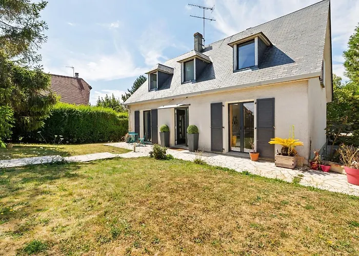 Elegant With Fenced Garden *