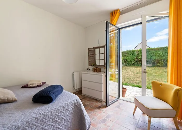 Elegant With Fenced Garden بيت للعطل